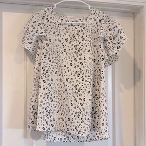 Sz medium shirt sleeve top with ruffle detailing at sleeves